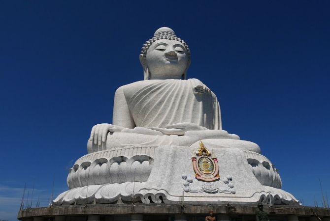 Големиот Буда и храмот Wat Chalong