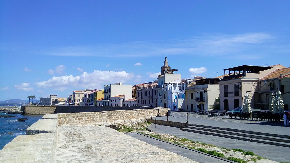 Алгеро и плажата Бомбарде