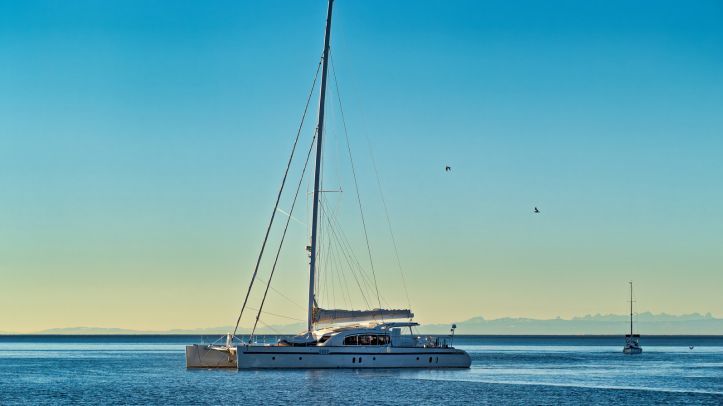 Пловење со катамаран